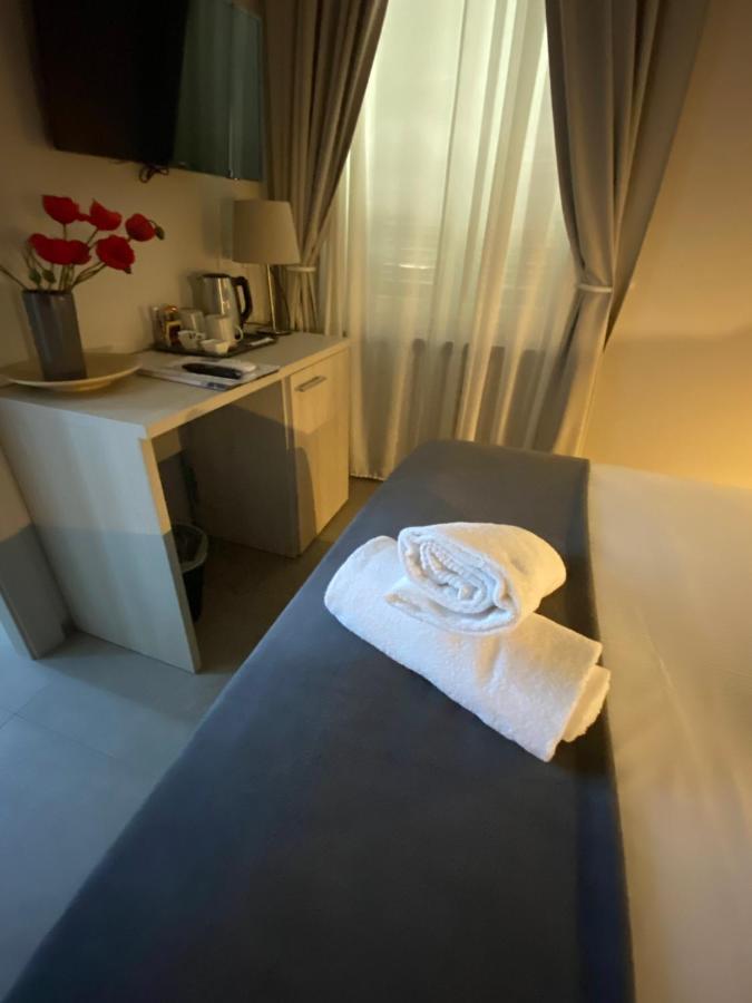 Lo Stallone -Malpensa Milan Airport Buscate Екстер'єр фото