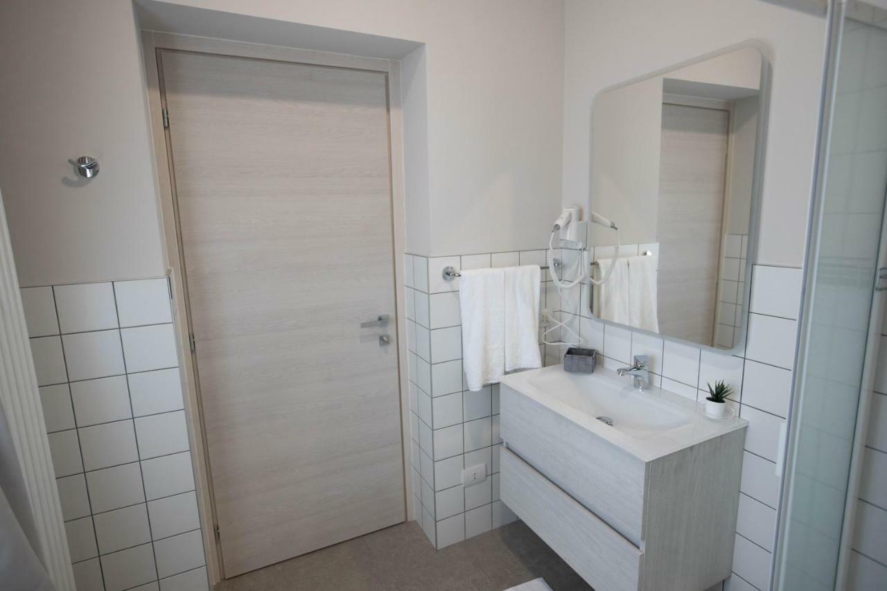 Lo Stallone -Malpensa Milan Airport Buscate Екстер'єр фото